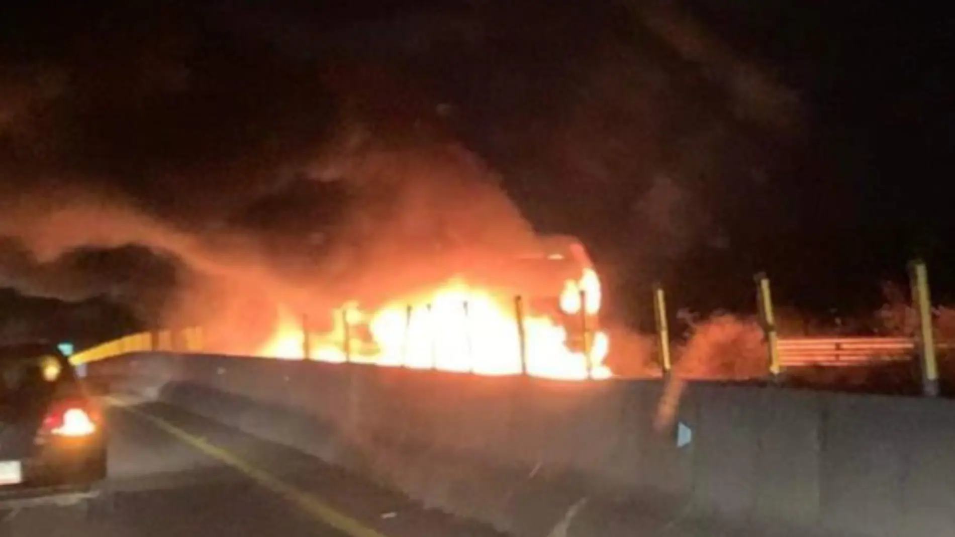 incendio a orilla de la carretera de zacatecas